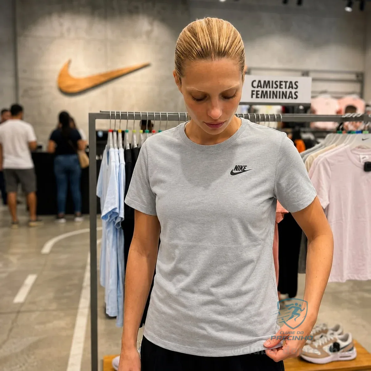 Camiseta Nike Sportswear Club Essentials Feminina - Cinza