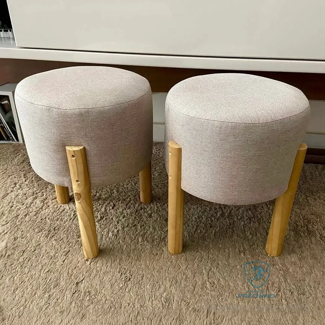 Kit 2 Puff Banquinho Redondo Decorativo Thor em Linho Pés Madeira Maciça Cor Bege