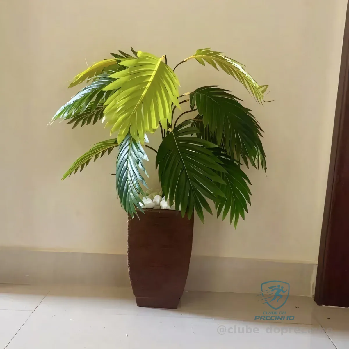 Coqueiro Planta Artificial de Decoração + Vaso Marrom e Pedrinhas Decorativas