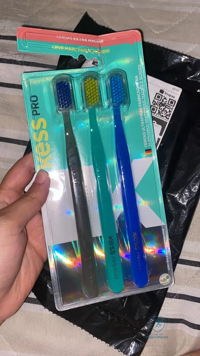 Kess, Pack com 3 Escovas Dentais Pro Extra Macias, Cores Sortidas