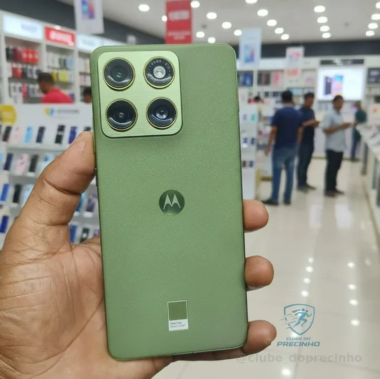 Smartphone Motorola Edge 70 5G - 256GB 24GB (8GB RAM + 16GB RAM Boost), Ultrafino, 3 cameras 50MP, Tela 1.5K extreme Amoled 120hz - Bronze Green