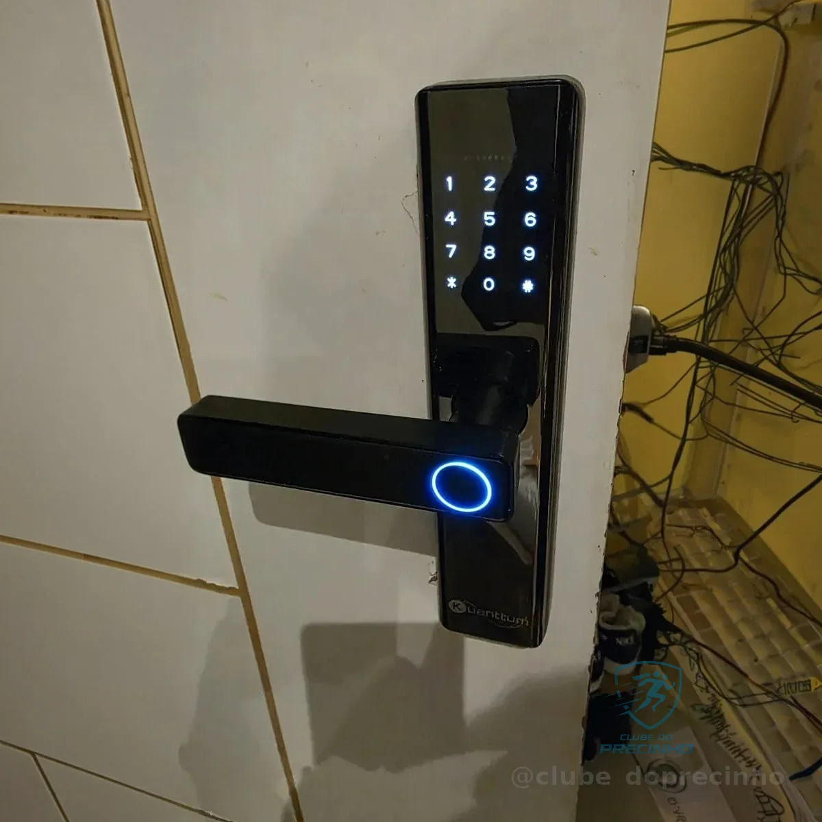 Fechadura Digital Biométrica Kuanttum Delta Pro Wifi Senha App Tuya Preta Preto