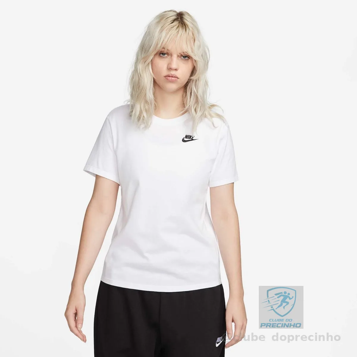 Camiseta Nike Sportswear Club Essentials Feminina