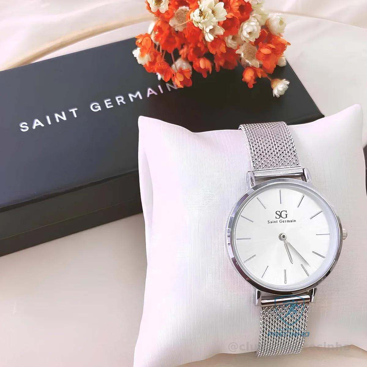 Relógio Prateado Feminino Saint Germain Harlem Silver 32mm Fundo Branco