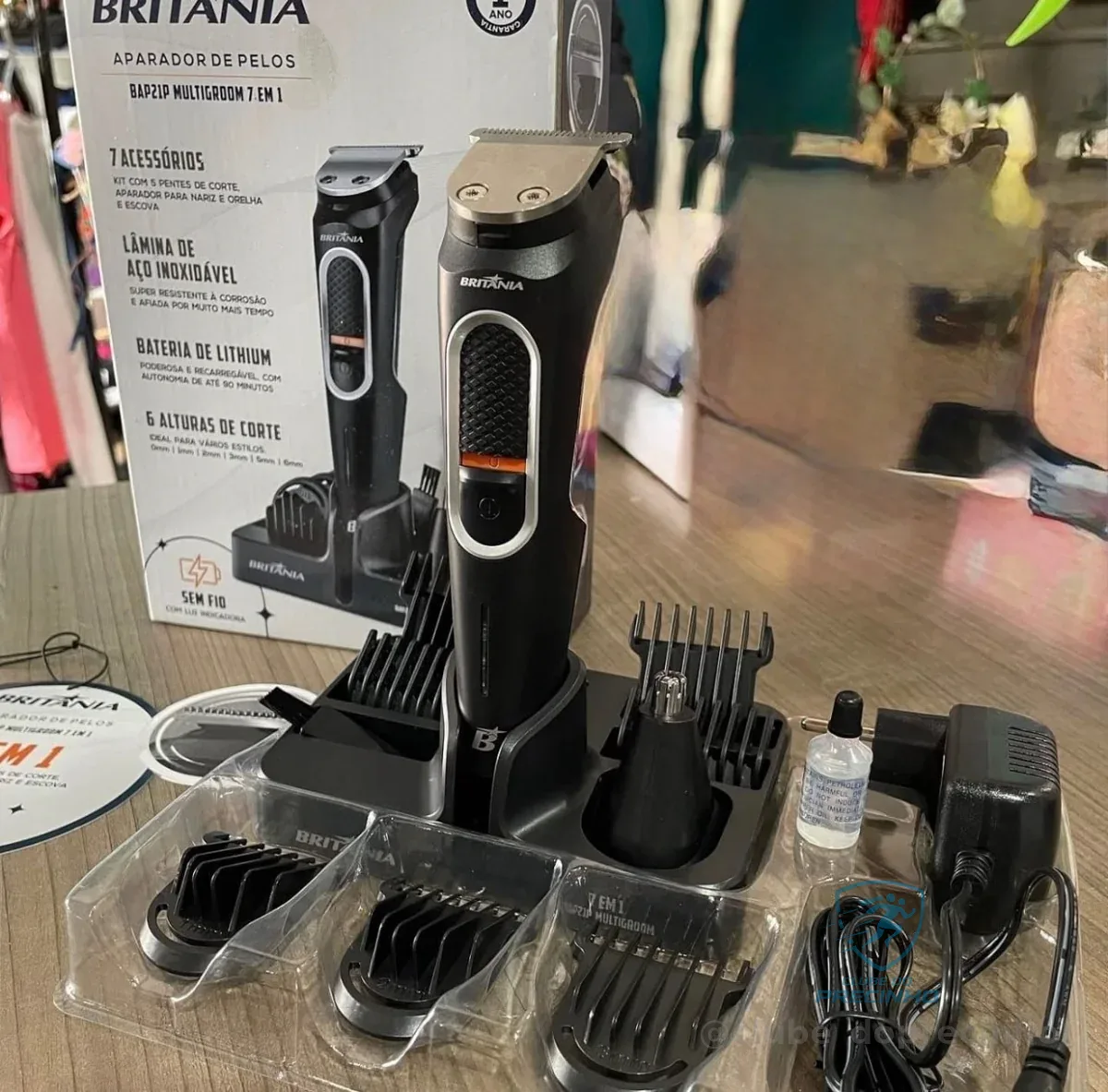 Aparador De Pelos Bap21p Multigroom 7 Em 1 Britânia Bivolt Preto 127/220v