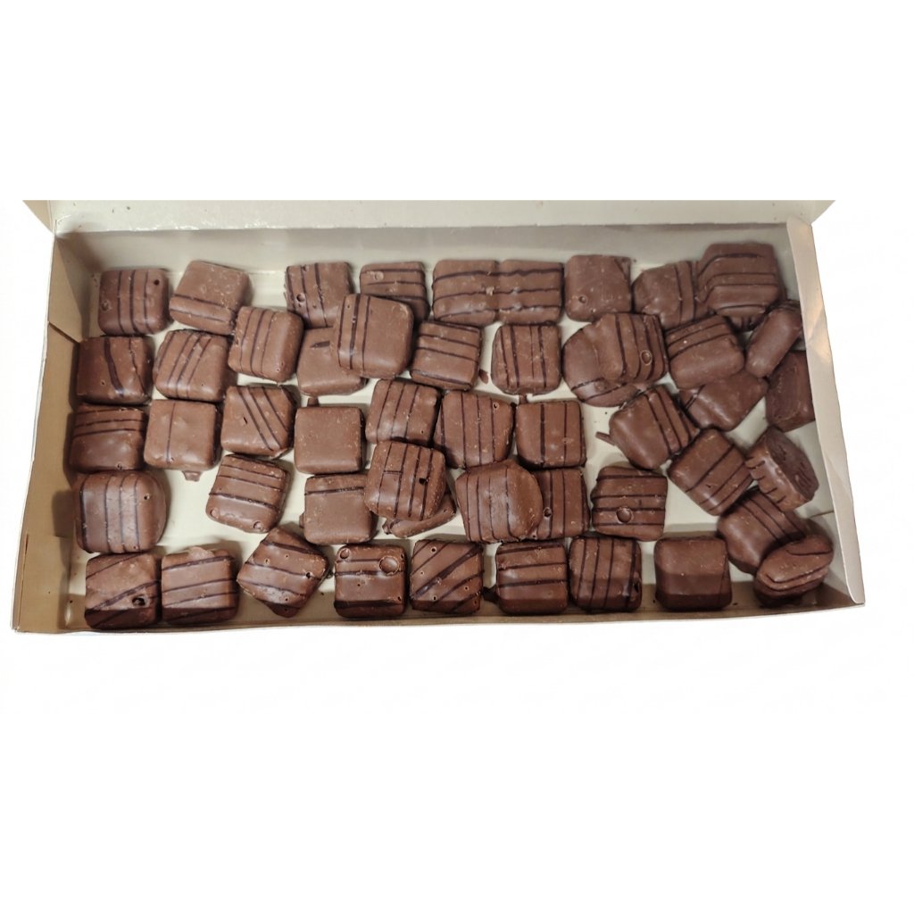 CAIXA BRANCA CACAU SHOW BOMBOM COM RECHEIO DE BROWNIE E COOKIE 750GR