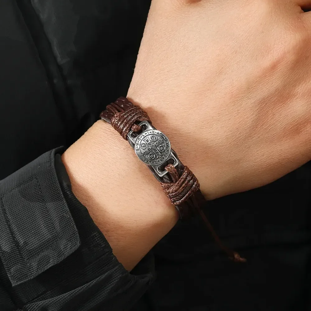 Pulseira Masculina Couro Medalha São Bento Premium Ajustável Marrom 18 Cm