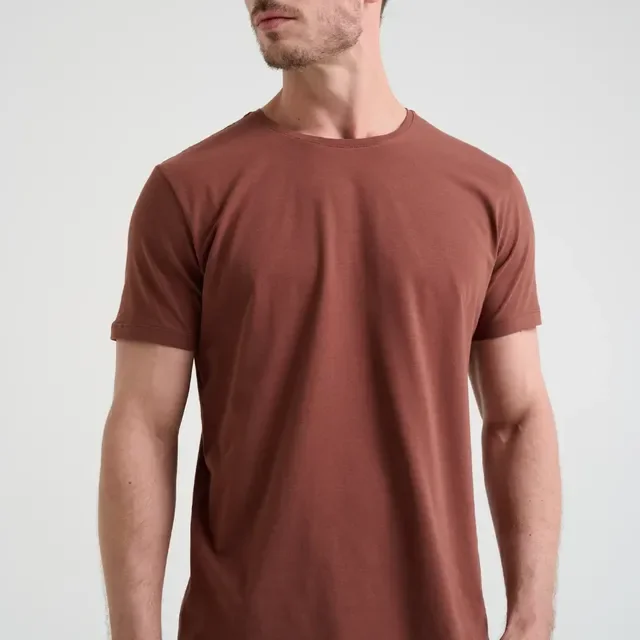 Camiseta Minimal Club Masculina Modelo Básica