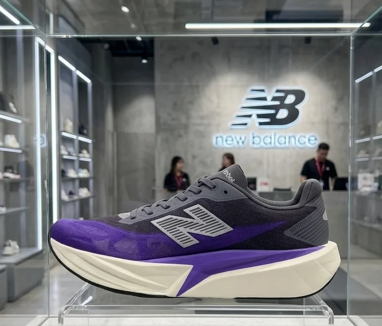 Tênis New Balance Fuelcell Rebel V5 - 35, 37 e 43
