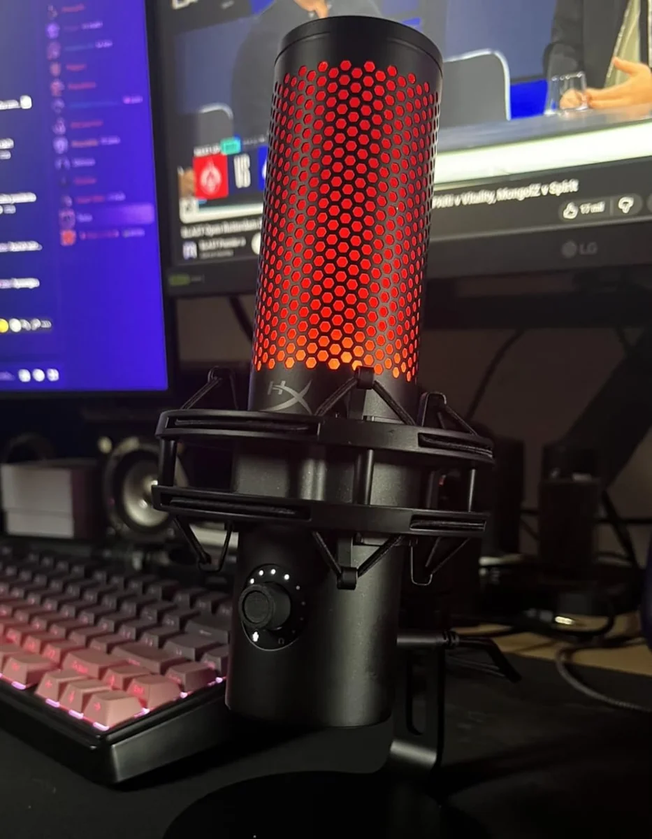 Microfone Condensador USB HyperX QuadCast 2 - Gravação em Alta Resolução para Streaming e Podcasts, com Controles Integrados, Suporte Antichoque Removível, 4 Padrões Polares, Preto (872V1AA)