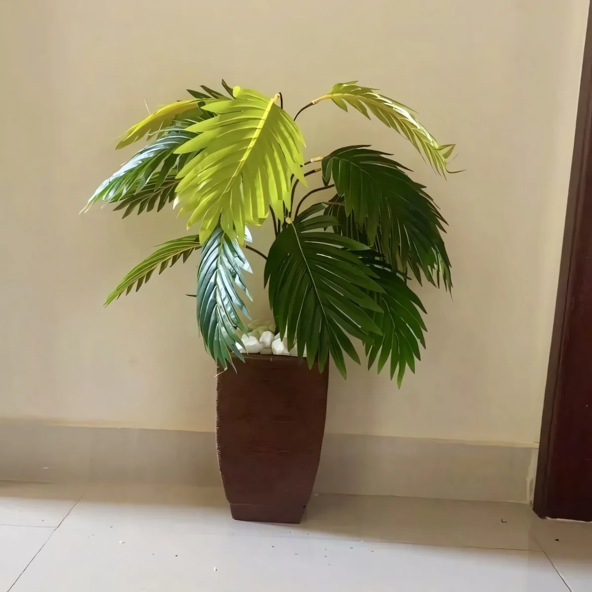 Coqueiro Planta Artificial de Decoração + Vaso Marrom e Pedrinhas Decorativas