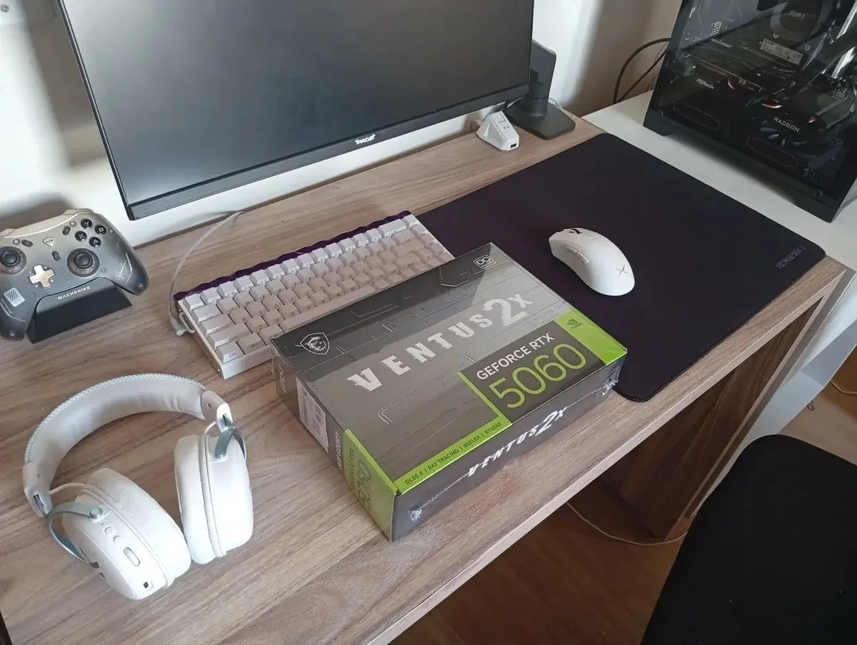 Placa De Vídeo Msi Nvidia Geforce Rtx 5060 8gb Oc Gddr7