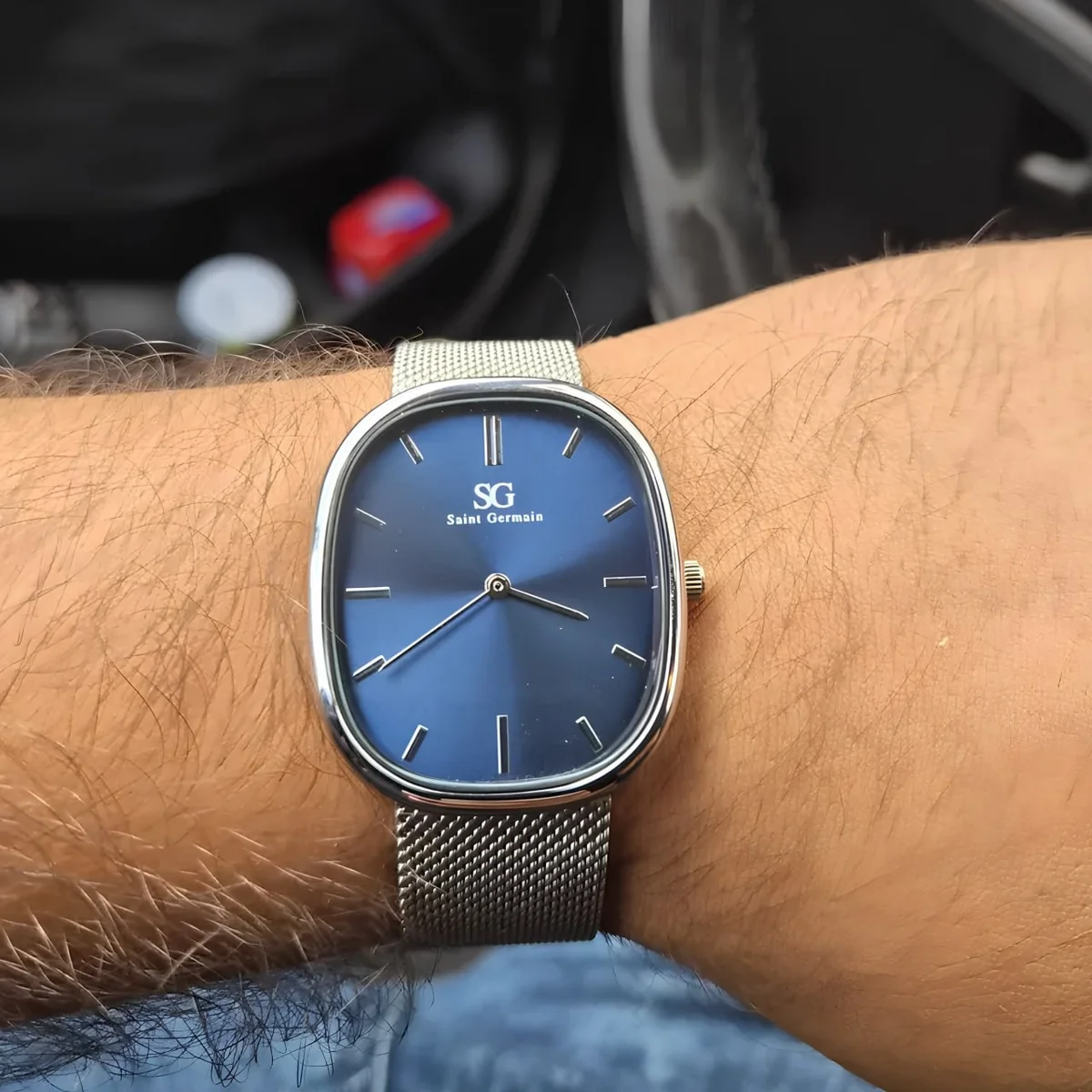 Relógio Masculino Saint Germain Moncler Oval Prateado Com Fundo Azul